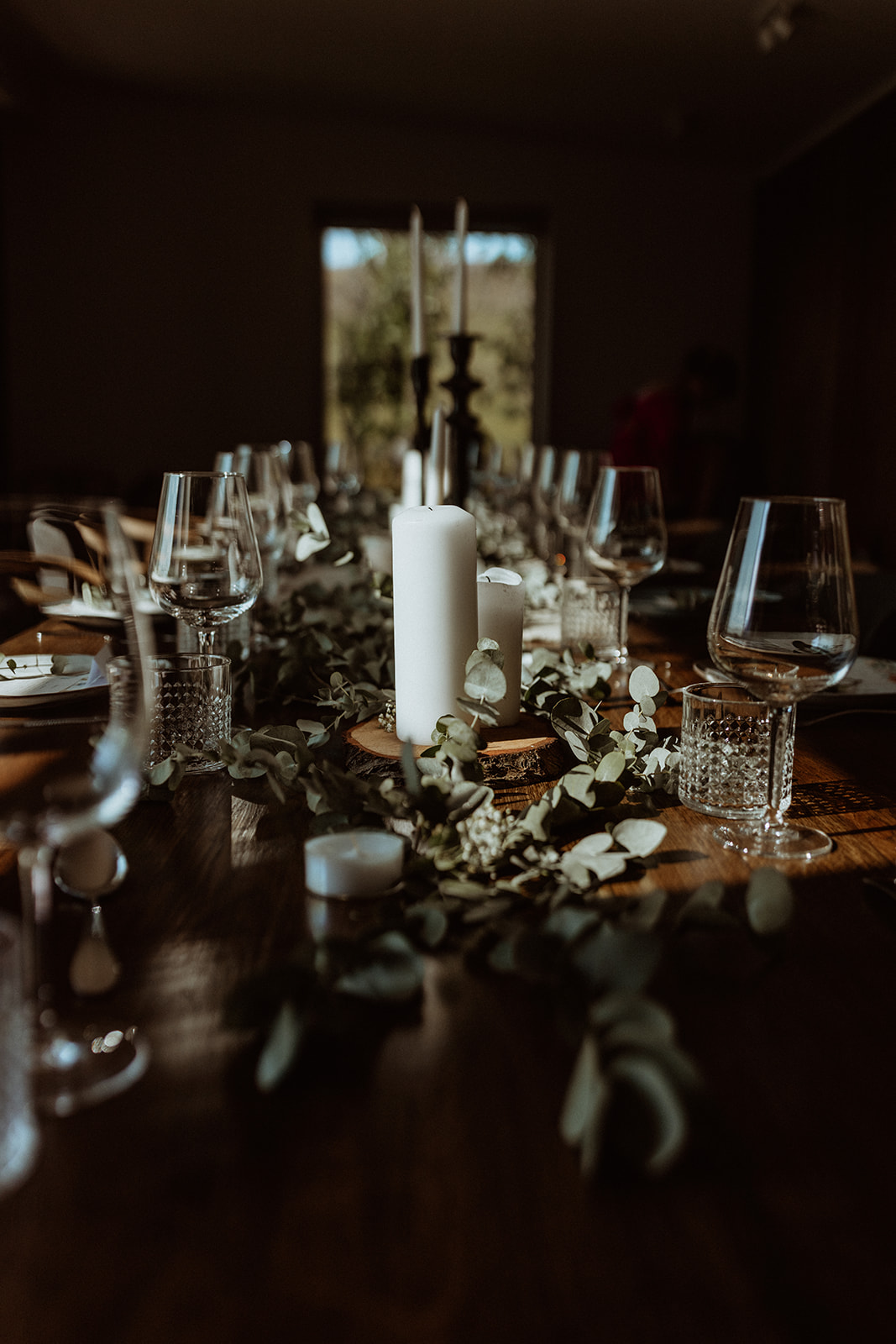 Elegant Icelandic elopement dining table at Eirð Retreat, set for a luxurious fine dining experience with stunning views